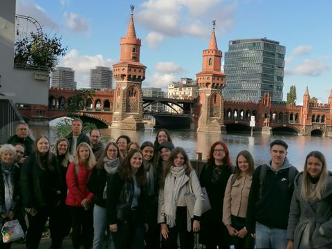 Delegation des Juniorenamts Dresden und Mitarbeiter*innen des Bezirksamtes vor der Oberbaumbrücke