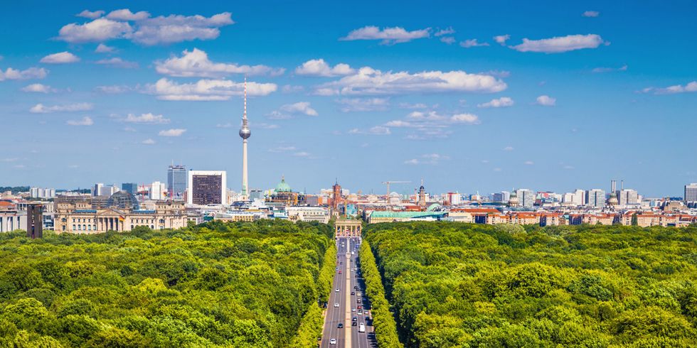 Berliner Skyline mit Tiergarten im Sommer, Deutschland