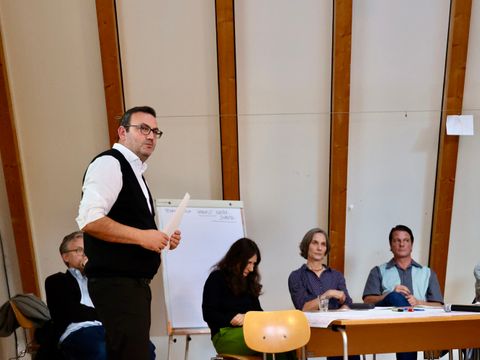 Bildvergrößerung: Bezirksstadtrat Urban Aykal bei der Eröffnung der Informationsveranstaltung