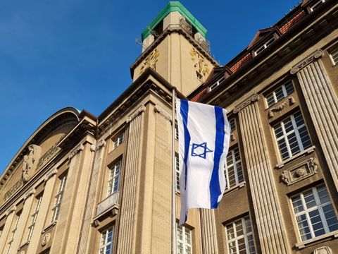 Bildvergrößerung: Die wehende Flagge Israels vor dem Rathaus Haupteingang