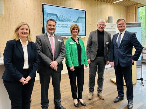 Gruppenbild mit Staatssekretär Wolfgang Schyrocki, Daniel Troll, Frauke Mönkeberg, Prof. Dr. Silke Schönert sowie Prof. Dr. Peter Thuy.