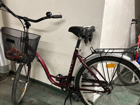 Rotes Damenfahrrad