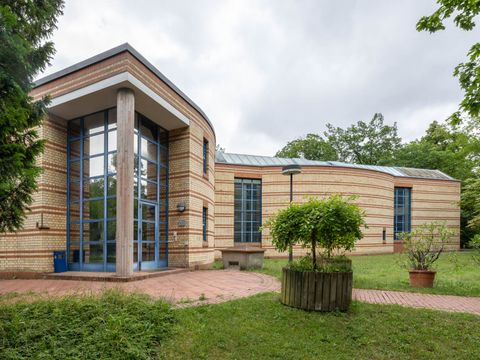 Bildvergrößerung: Wilhelm-Sander-Haus auf dem Gelände der ehemaligen Karl-Bonhoeffer-Nervenklinik