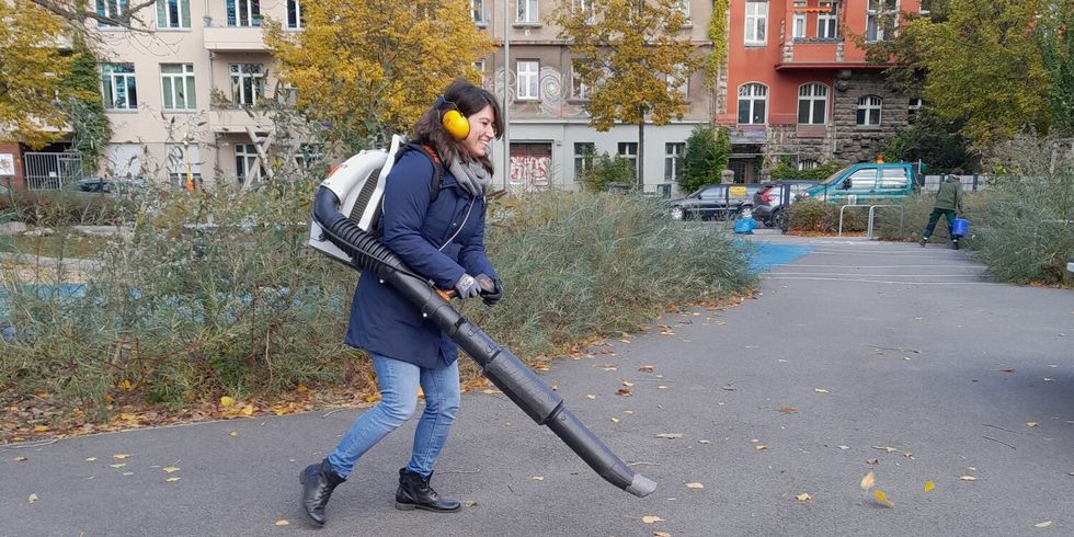 Filiz pustet den Spielplatz sauber