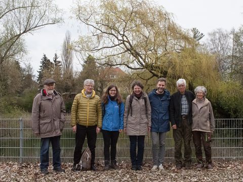 Bildvergrößerung: Bezirksstadträtin Korinna Stephan (4. v. r.) mit Uli Christmann (Geschäftsführer Ingenieurbüro Landschaft planen+bauen, 3. v.r.) Vertretern der Naturschutzverbände und Nachbarn