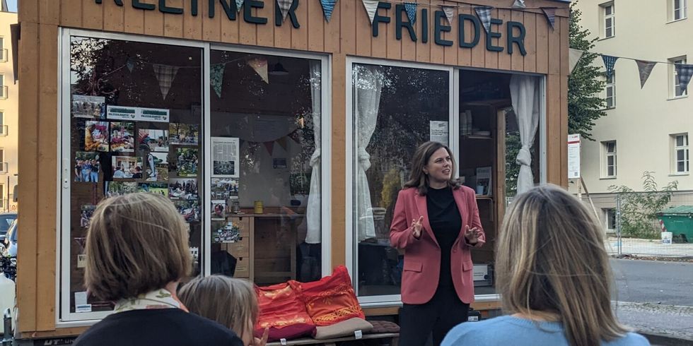 Bezirksbürgermeisterin Clara Herrmann bei der Abschlussveranstaltung der Stadtteilkasse Friedrichshain-West