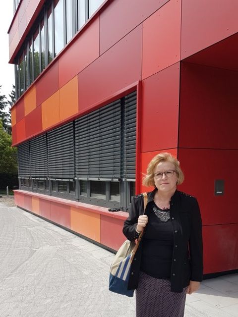 Bildvergrößerung: Bezirksstadträtin Cornelia Flader vor dem Modularen Ergänzungsbau an der Schule am Buntzelberg, Bohnsdorf