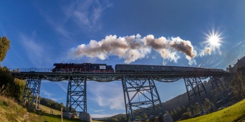 Erzgebirgische Aussichtsbahn dampft über das Markersbacher Viadukt