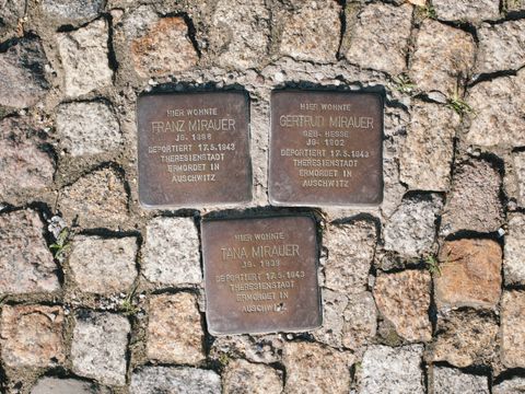 Bildvergrößerung: Stolperstein für die Familie Mirauer