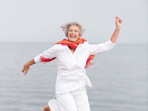 fröhliche Seniorin springt