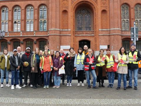 Beschäftigte des Bezirksamts Friedrichshain-Kreuzberg am Aktionstag des Berliner Beratungszentrums für Migration und Gute Arbeit (BEMA)