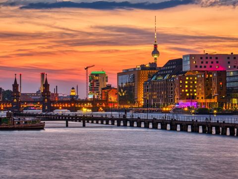 Sonnenuntergang über der Spree mit Fernsehturm und Oberbaumbrücke