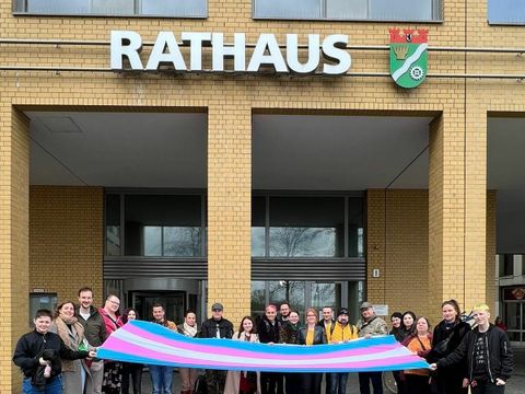 Das Bezirksamt Marzahn-Hellersdorf und engagierte Personen aus dem Bezirk hissen zum ersten Mal die Transgender-Fahne vor dem Rathaus.