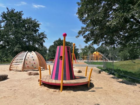 Geräte zum Klettern und Verstecken auf dem Sandspielplatz im Jonny-K-Aktivpark