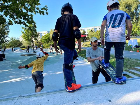 Kinder und Helfer beim Workshop auf der Skateanlage im Park Neubrandenburger Straße