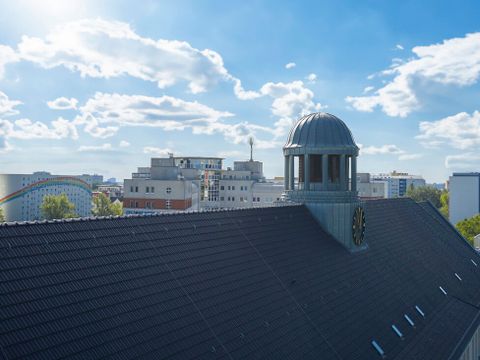 Außenansicht auf das Gebäude der VHS Lichtenberg mit Blick auf die Turmuhr