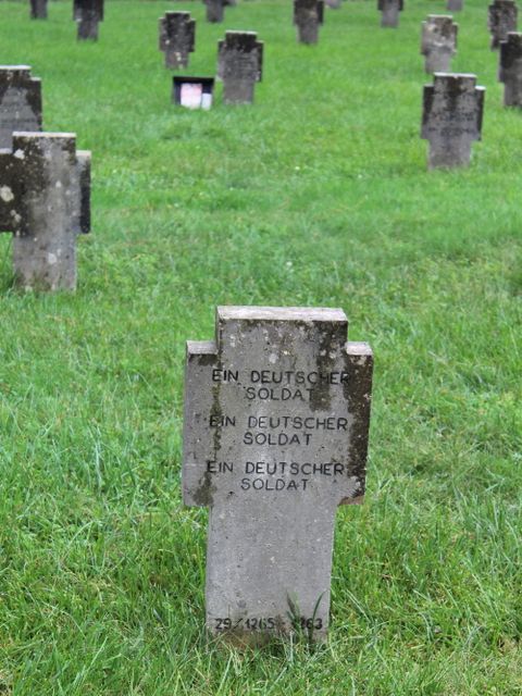 Grabmal für einen unbekannten deutschen Soldaten auf dem deutschen Soldatenfriedhof, Cassino