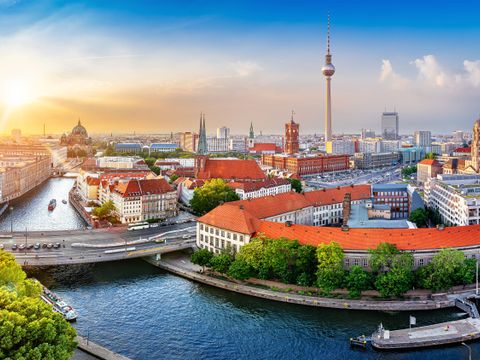 Panoramablick auf Zentral Berlin bei Sonnenuntergang