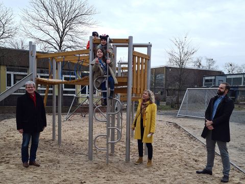 Bildvergrößerung: (vorn im Bild v.l.n.r. Bezirksbürgermeister Helmut Kleebank, Grundstufenleiterin Steffi Fuchs und Schulleiter Philipp Wendland, vor dem neuen Gerüst und Kinder auf dem Gerüst ,alle nur für den kurzen Moment des Fotos ohne Maske)