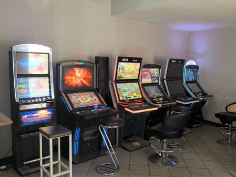 Im Hinterzimmer eines Lokals in der Erich-Steinfurt-Straße in der Nähe des Berliner Ostbahnhofes standen sechs Geldspielautomaten