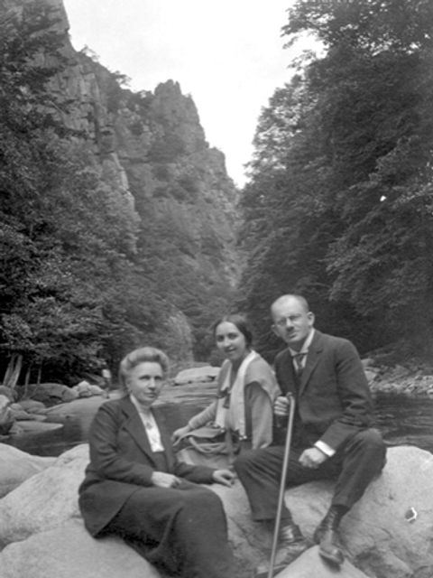 Bildvergrößerung: Bertha Landsberg mit Ehemann Hans und Schwiegermutter Charlotte