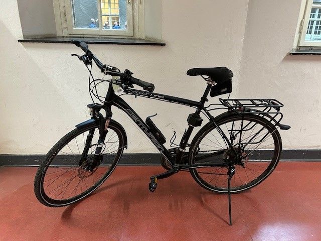 Schwarzes Herrenfahrrad