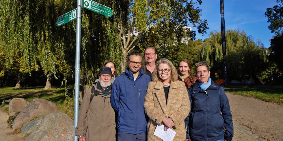 Senatorin Ute Bonde am Landwehrkanal in Berlin-Kreuzberg bei der Vorstellung der neuen Schilder für die Grünen Hauptwege