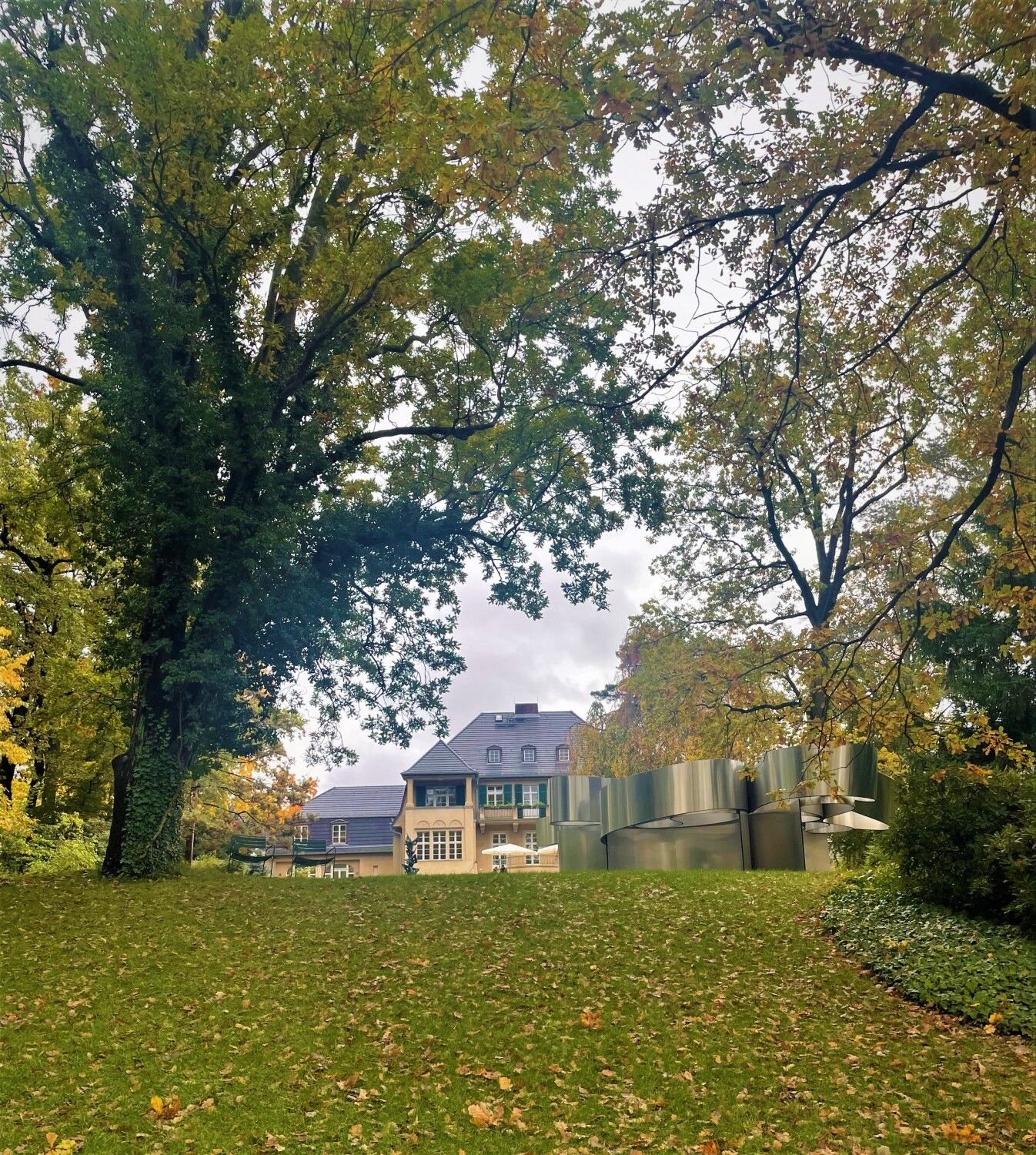 Blick aus dem Skulpturengarten zum Haus am Waldsee