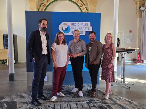 Gruppenfoto zum Ende des Rundgangs mit (v.li.n.re.) Nick Haseloff, Geschäftsführer Tisch Gerüstbau, Bezirksbürgermeisterin Clara Herrmann, Wirtschaftssenatorin Fransika Giffey, Martin Knauft, FKU und Evelyn Schulz, bezirkliche Wirtschaftsförderung