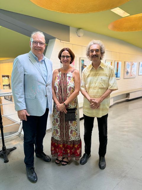 Bildvergrößerung: Kulturstadtrat Harald Muschner, die Leiterin der Jugendkunstschule Atrium Claudia Güttner und Vorstandsmitglied des Freundeskreises Atrium e.V. Hans Marquardt (v.l.) bei der Ausstellungseröffnung „Guck mal im MV!“ in der Jugendkunstschule