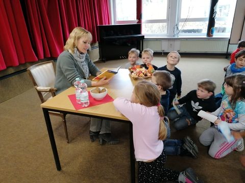 Bildvergrößerung: Bezirksstadträtin Schultze-Berndt mit Schülerinnen und Schülernder Borsigwalder-Grundschule. 