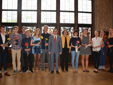 Bildvergrößerung: Spitzenabiturienten 2016 gemeinsam mit Bezirksbürgermeister Oliver Igel und der Referatsleiterin der Regionalen Schulaufsicht Treptow-Köpenick, Frau Seidel-Nick