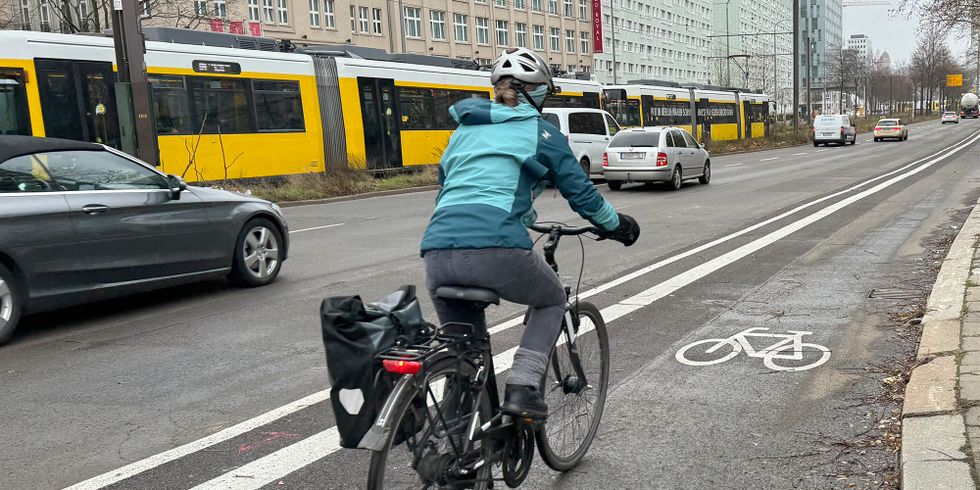 Geschützte Radfahrstreifen auf der Otto-Braun-Straße