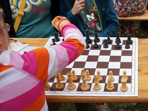 Kinder spielen Schach