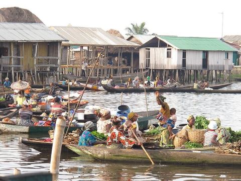 Fluss mit vielen Booten in Benin