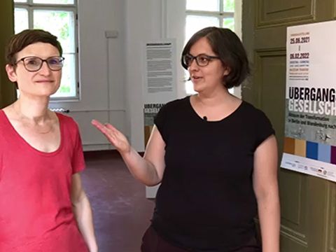 Eva Fuchslocher und Dr. Nina Burkhardt führen durch die Ausstellung