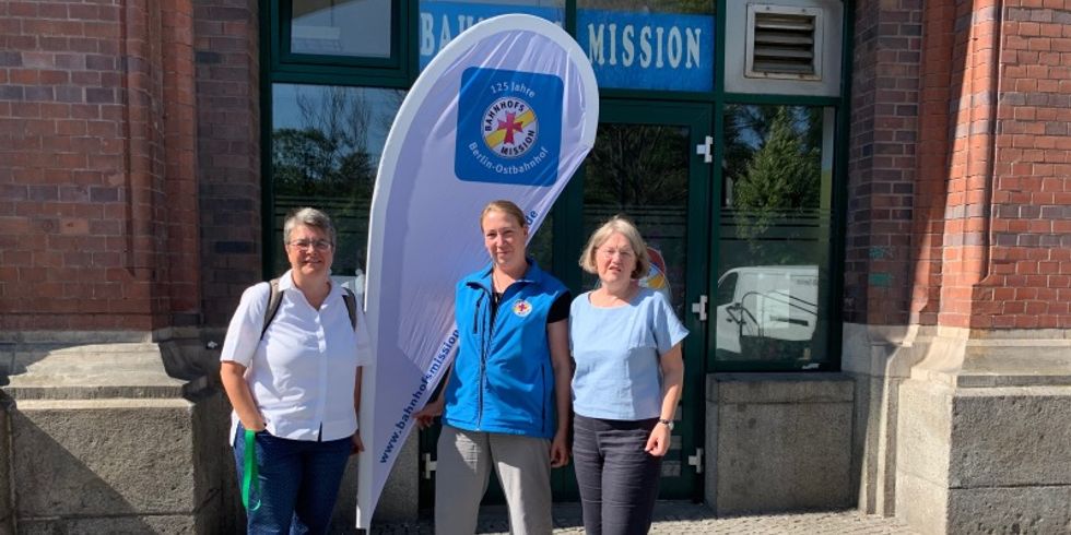 Monika Herrmann besucht Bahnhofsmission am Ostbahnhof