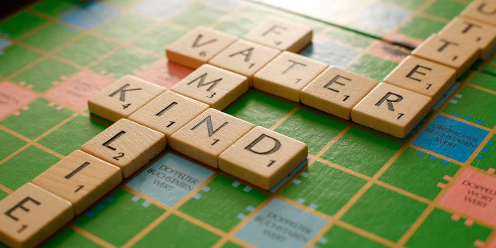 Scrabblespiel mit den Worten Mutter, Vater, Kind, Familie