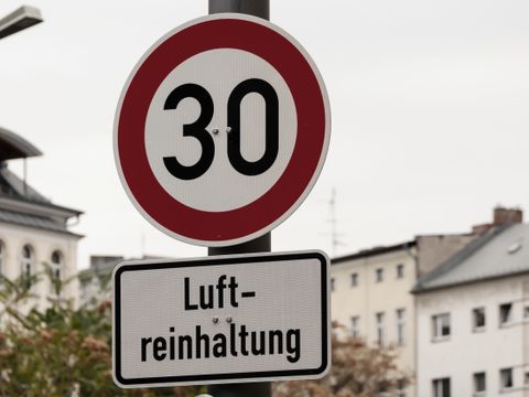 Verkehrszeichen Tempo 30 für Luftreinhaltung in Berlin