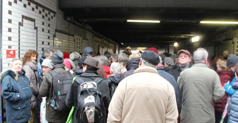 Bildvergrößerung: Menschen laufen durch einen Tunnel.