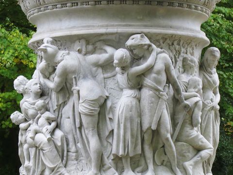 Bildvergrößerung: Sockelrelief des Luisendenkmals auf der Luiseninsel im Großen Tiergarten