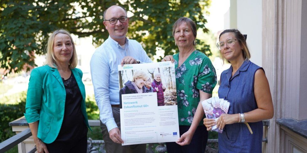 Auf dem Foto: links Tanja Malikowski, rechts Miriam Wuttke, NBS gGmbH, Mitte links Bezirksstadtrat Arne Herz, Mitte rechts Angela Müller-Bittner, Fachbereichsleiterin Soziale Dienste.