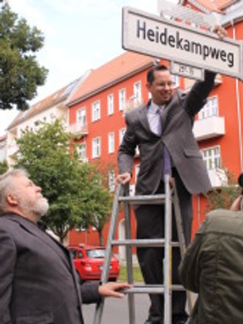 Bildvergrößerung: Einweihung - Straßenschild Alwin Gerisch