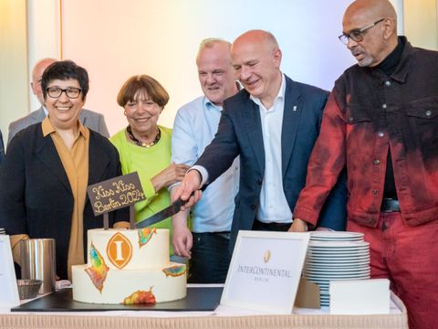 Anschnitt des Kiss Kiss Berlin-Regenbogenkuchens