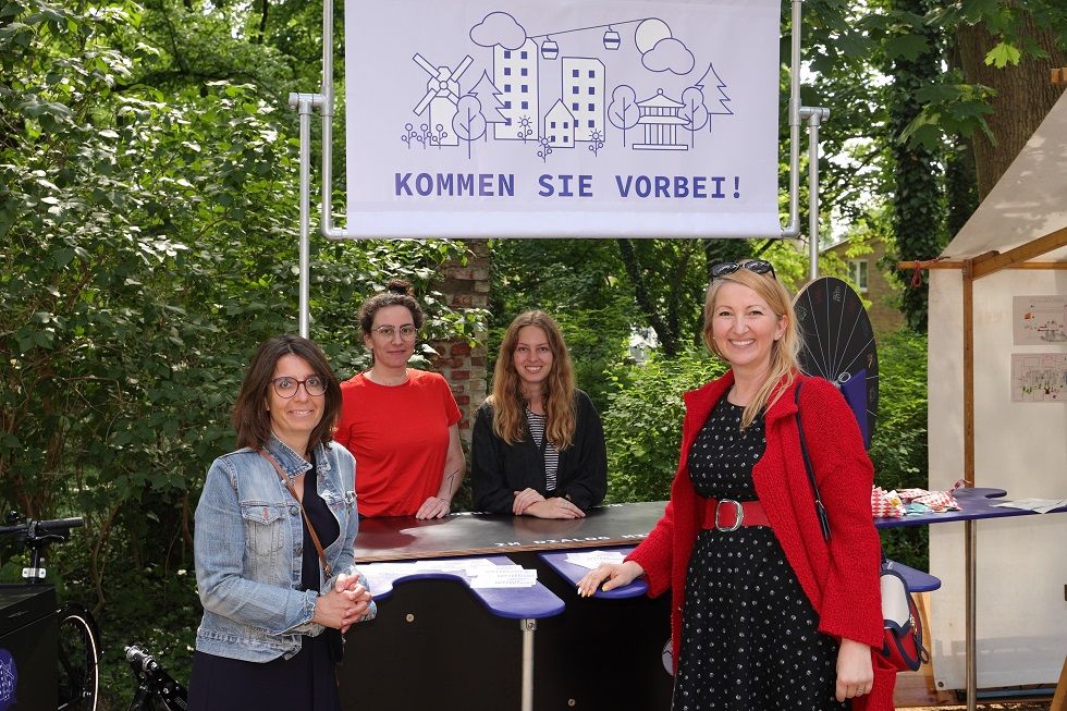 Bezirksbürgermeisterin Nadja Zivkovic (links) mit Doreen Bodeit als Leiterin der Sozialraumorientierten Planungskoordination (rechts) sowie Anne Fuchs und Clara Wening (mittig) für den Raum für Beteiligung