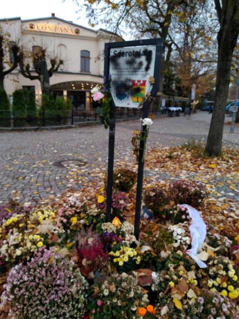 Anfang November 2024: Schild auf dem Sderotplatz von anonymen Tätern unkenntlich gemacht