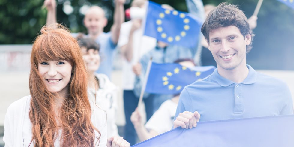 junge Menschen mit EU-Fahne in den Händen