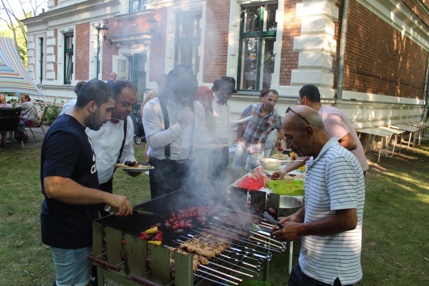 Drei Herren vom Grill: Arabischer Barbecue-Nachmittag im Garten des Kommunikationszentrums am Ostpreußendamm (20. August 2024)