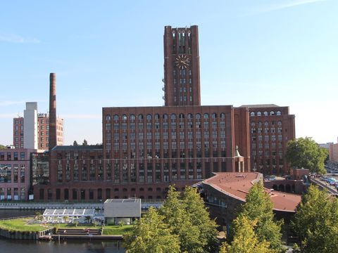 Bildvergrößerung: ein großes Gebäude mit einem Turm 