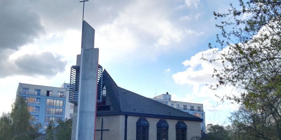 Blich auf die Kirche Marzahn-Nord im Hintergrund Neubauten